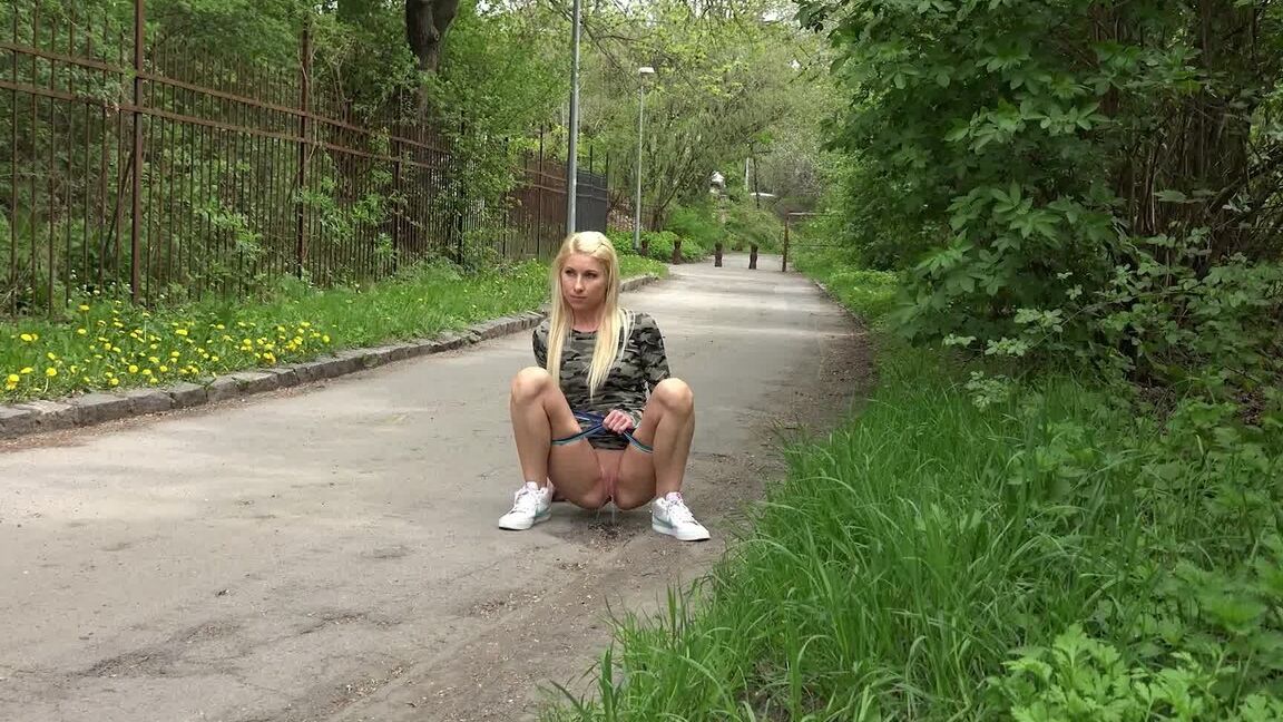 15P Une jolie blonde soulage son désespoir de faire pipi