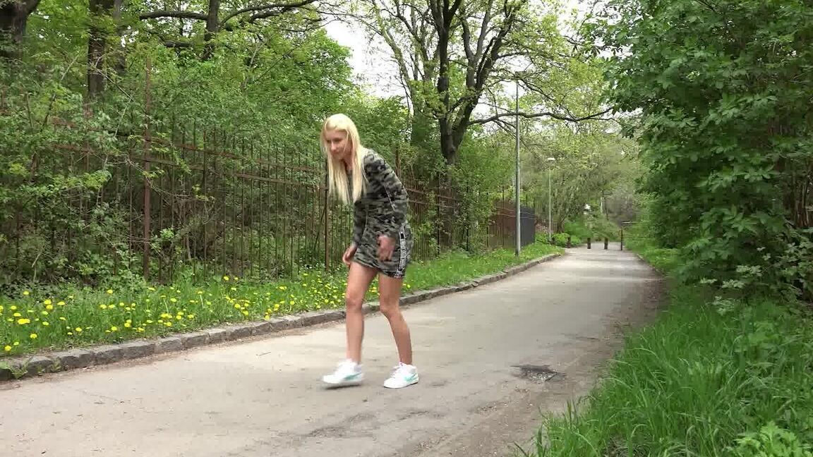 15P Une jolie blonde soulage son désespoir de faire pipi