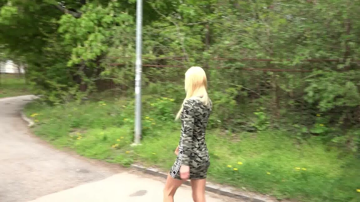 15P Une jolie blonde soulage son désespoir de faire pipi