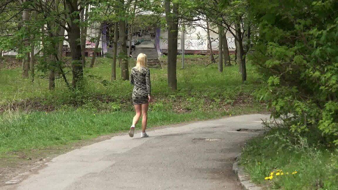 15P Une jolie blonde soulage son désespoir de faire pipi