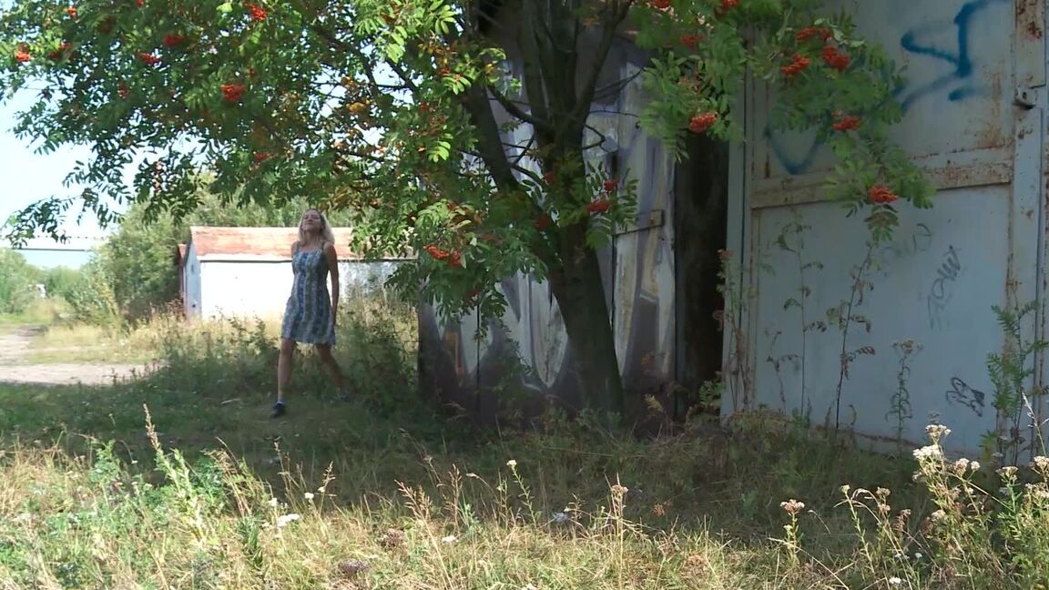 15P Blonde happily pisses outside in the suburbs