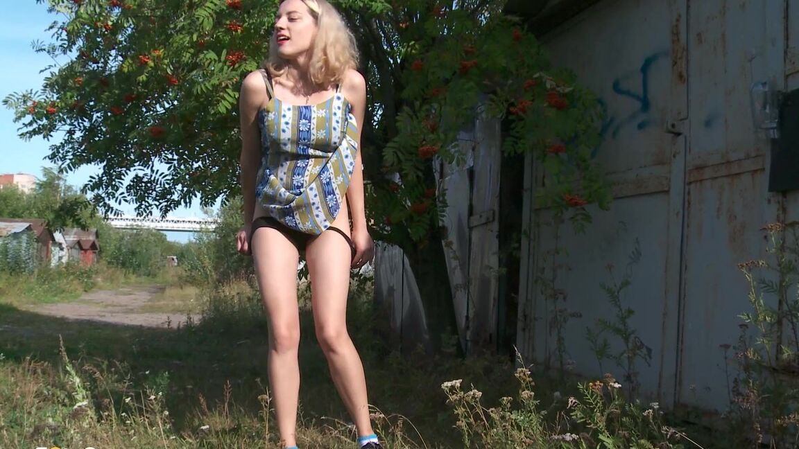 15P Blonde happily pisses outside in the suburbs