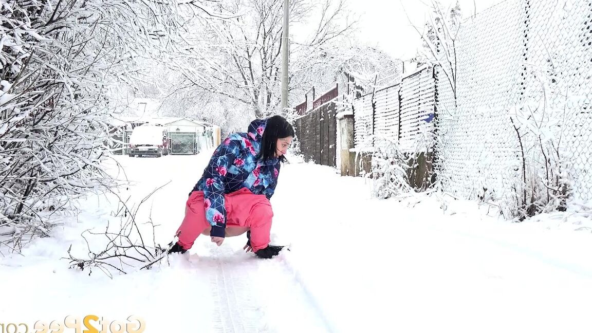 15P Gorgeous European babe squats to pee in the snow