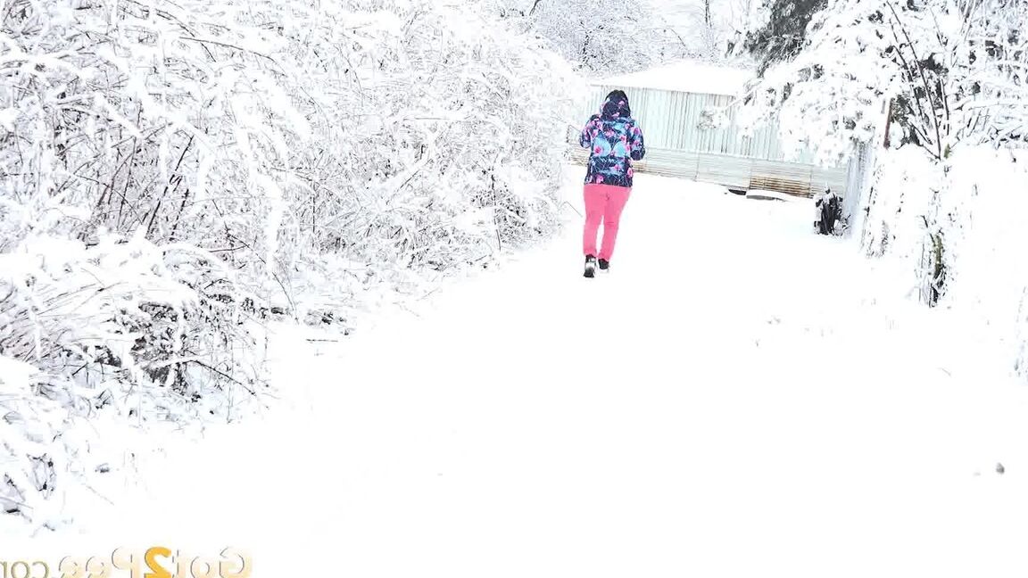 15P Gorgeous European babe squats to pee in the snow