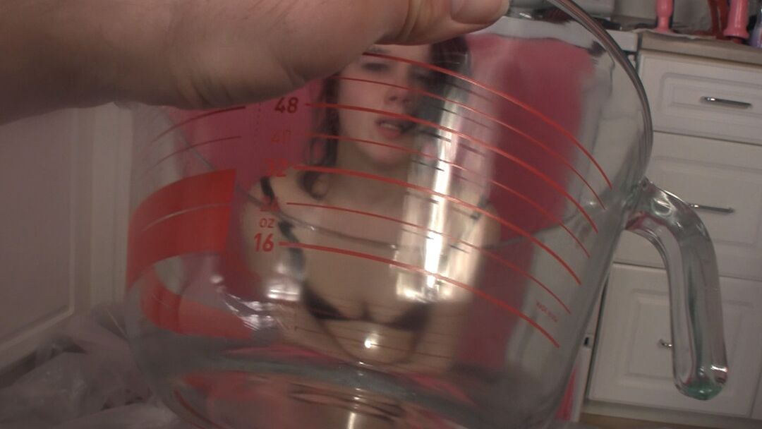 15P Piss Whore treinando Lily Kitchen Buceta