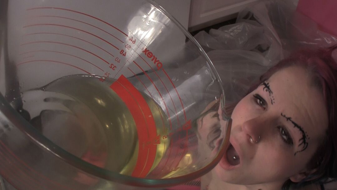 15P Piss Whore treinando Lily Kitchen Buceta