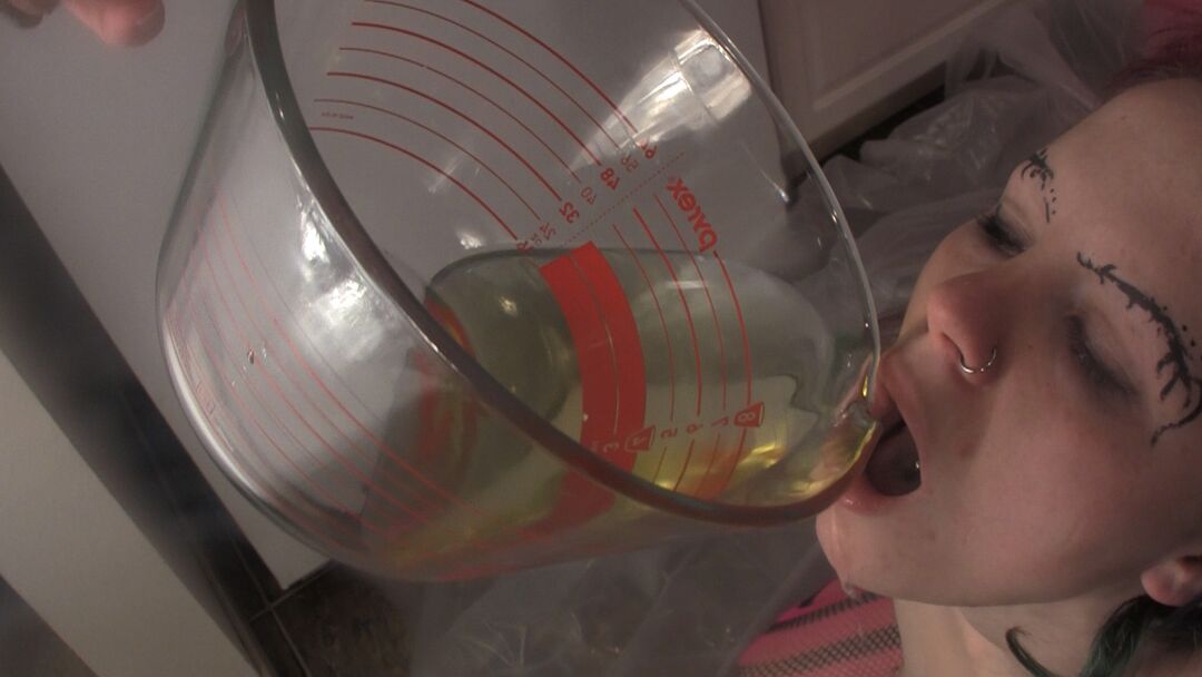 15P Piss Whore treinando Lily Kitchen Buceta