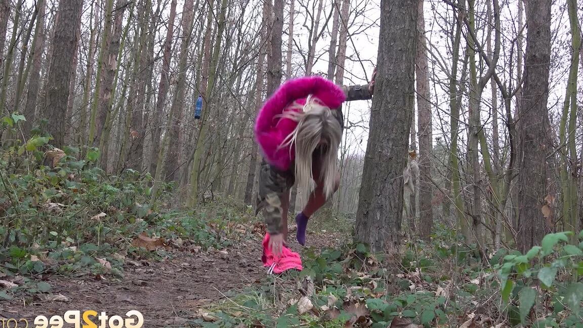 15P Une blonde chaude se lève et fait pipi dans les bois