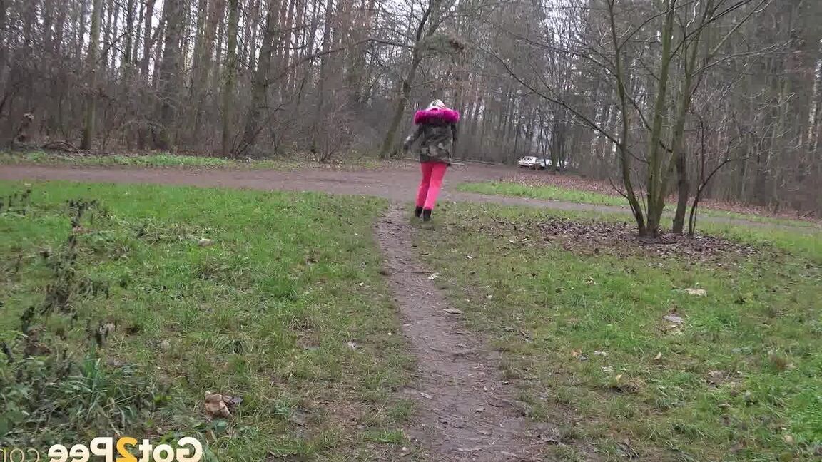 15P Une blonde chaude se lève et fait pipi dans les bois