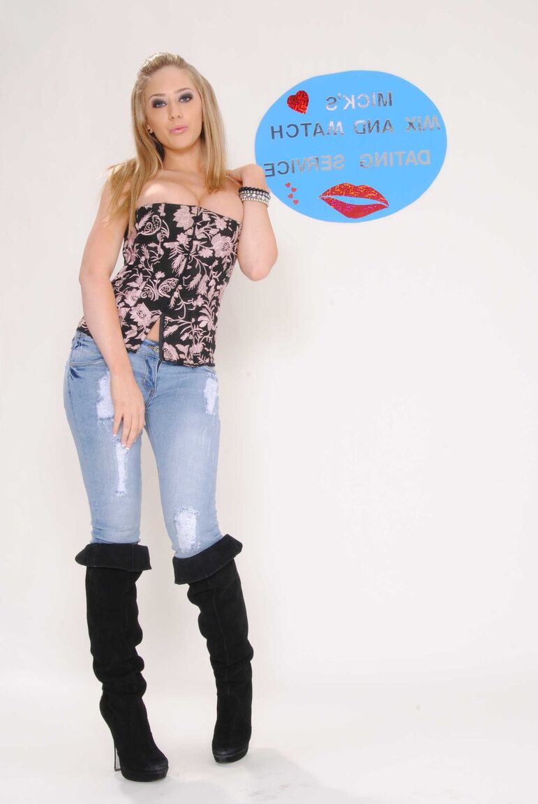 21P Gata loira de primeira classe Kagney Linn Karter mostrando seus seios e bunda perfeitos