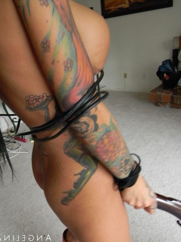 21P Puta peituda com botas vermelhas sexy Angelina Valentine aspira seus buracos
