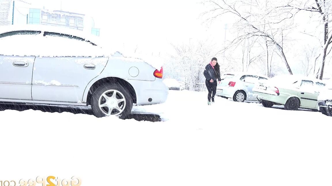 15P Morena sexy alivia o desespero de mijo na neve