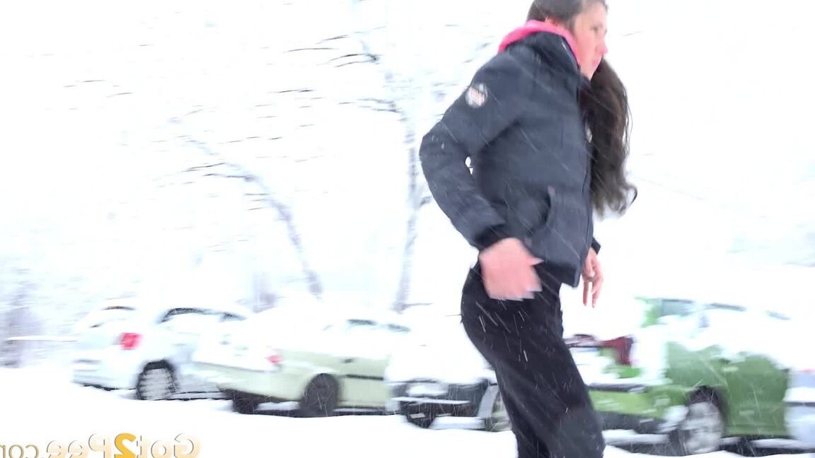 15P Morena sexy alivia o desespero de mijo na neve