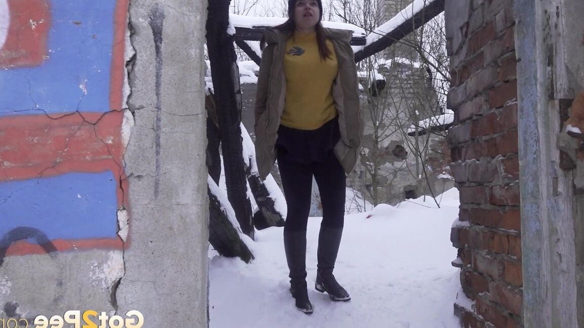 15P Cute babe squats and pees over deep snow