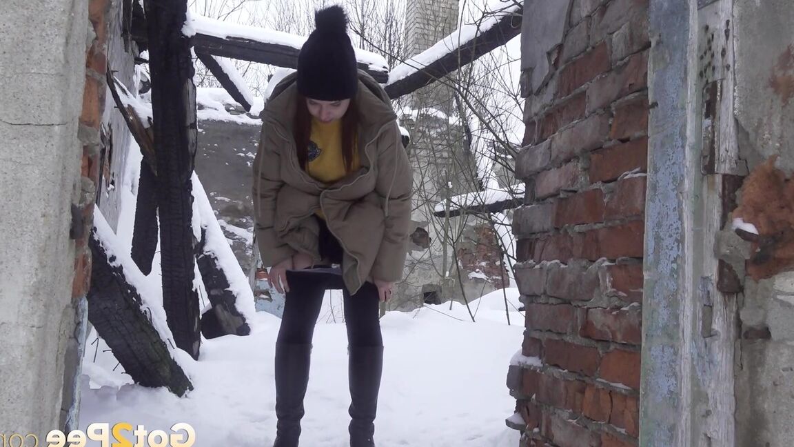 15P Cute babe squats and pees over deep snow