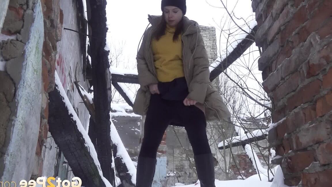 15P Cute babe squats and pees over deep snow