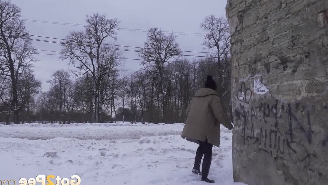 15P Cute babe squats and pees over deep snow