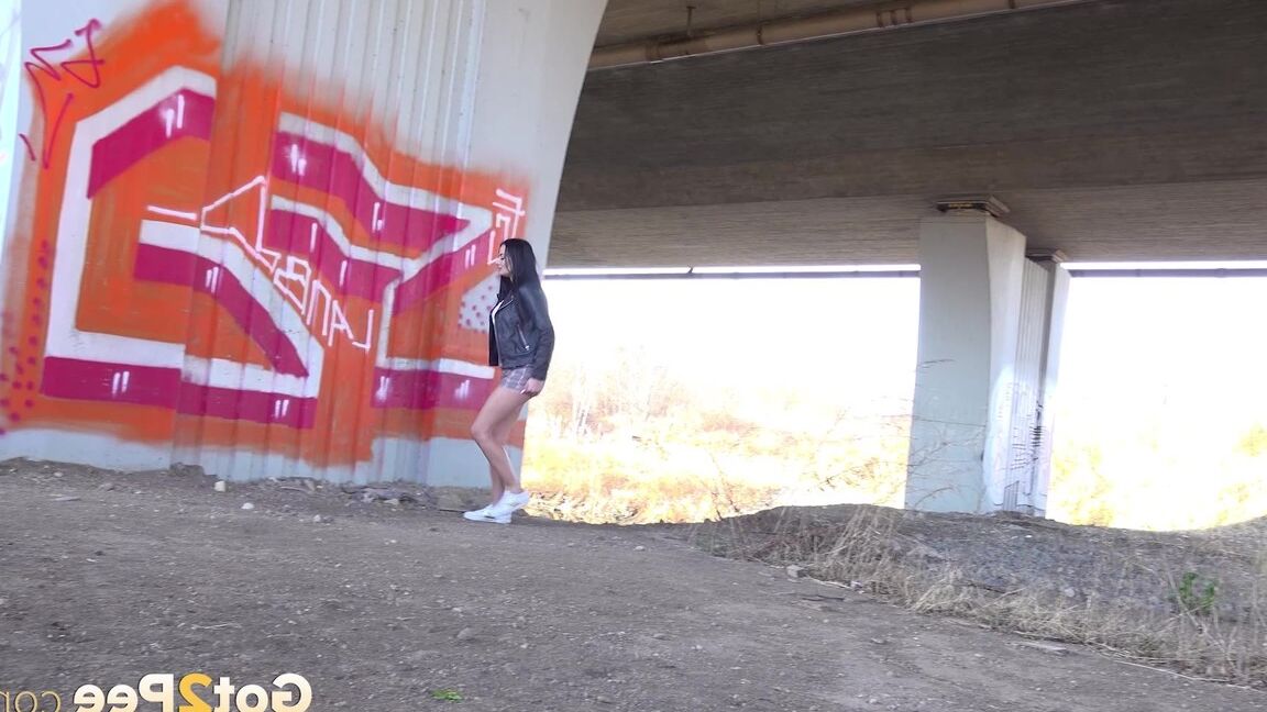 15P Maddi Black s'accroupit sur la pointe des pieds pour pisser dehors