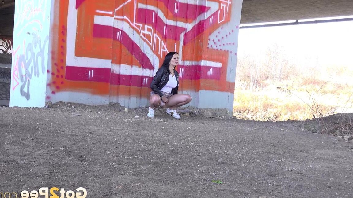 15P Maddi Black s'accroupit sur la pointe des pieds pour pisser dehors