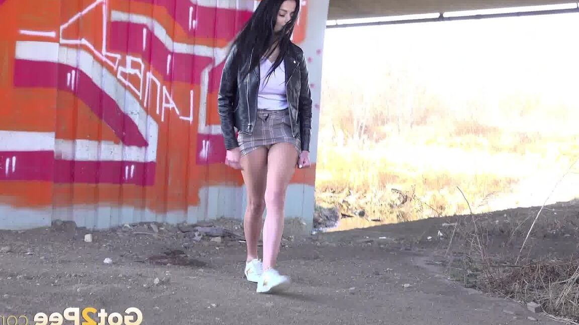 15P Maddi Black s'accroupit sur la pointe des pieds pour pisser dehors