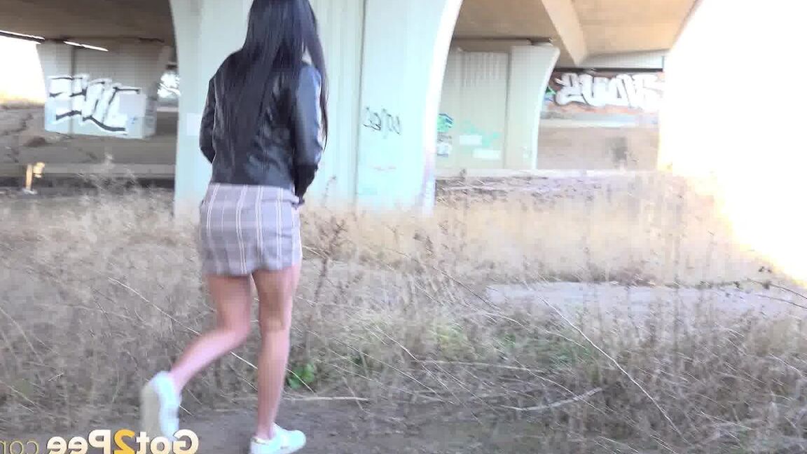 15P Maddi Black s'accroupit sur la pointe des pieds pour pisser dehors