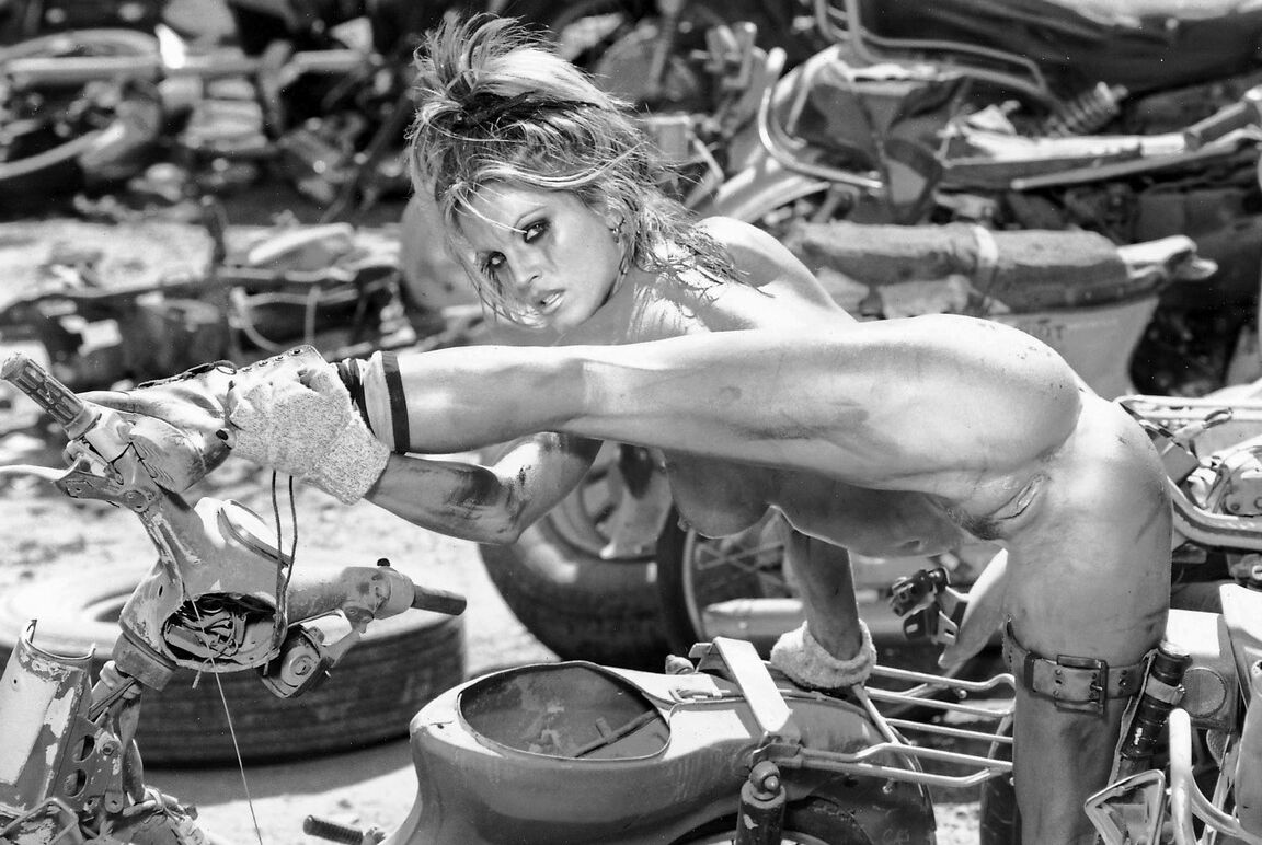 17P MILF Janine Lindemulder enjoying kinky water play in a black & white thriller