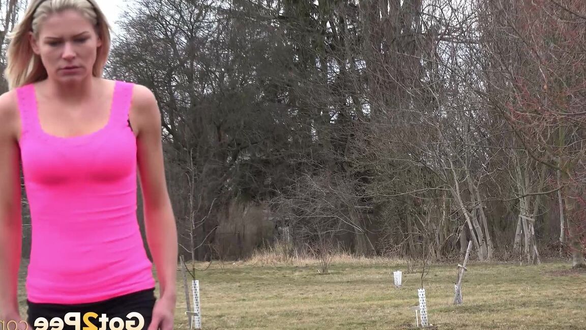 15P Claudia Macc pisses in public outside in field