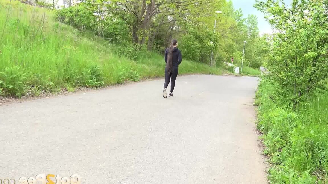 15P 服を着た女の子ララ・フォックスが黒いレギンスを下ろして道路脇でおしっこする
