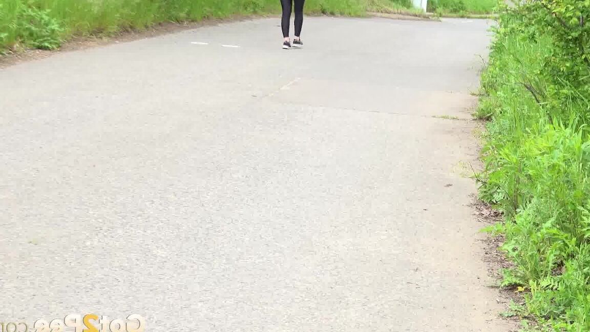 15P 服を着た女の子ララ・フォックスが黒いレギンスを下ろして道路脇でおしっこする