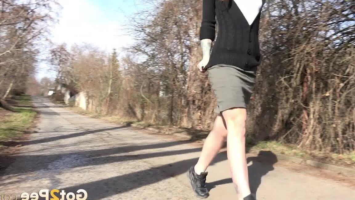 15P Gorgeous redhead pees in the middle of road