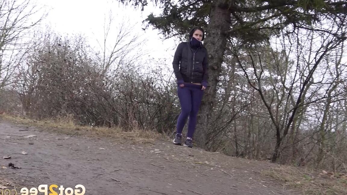15P Lara Fox se pone en cuclillas y se sujeta el coño mientras orina