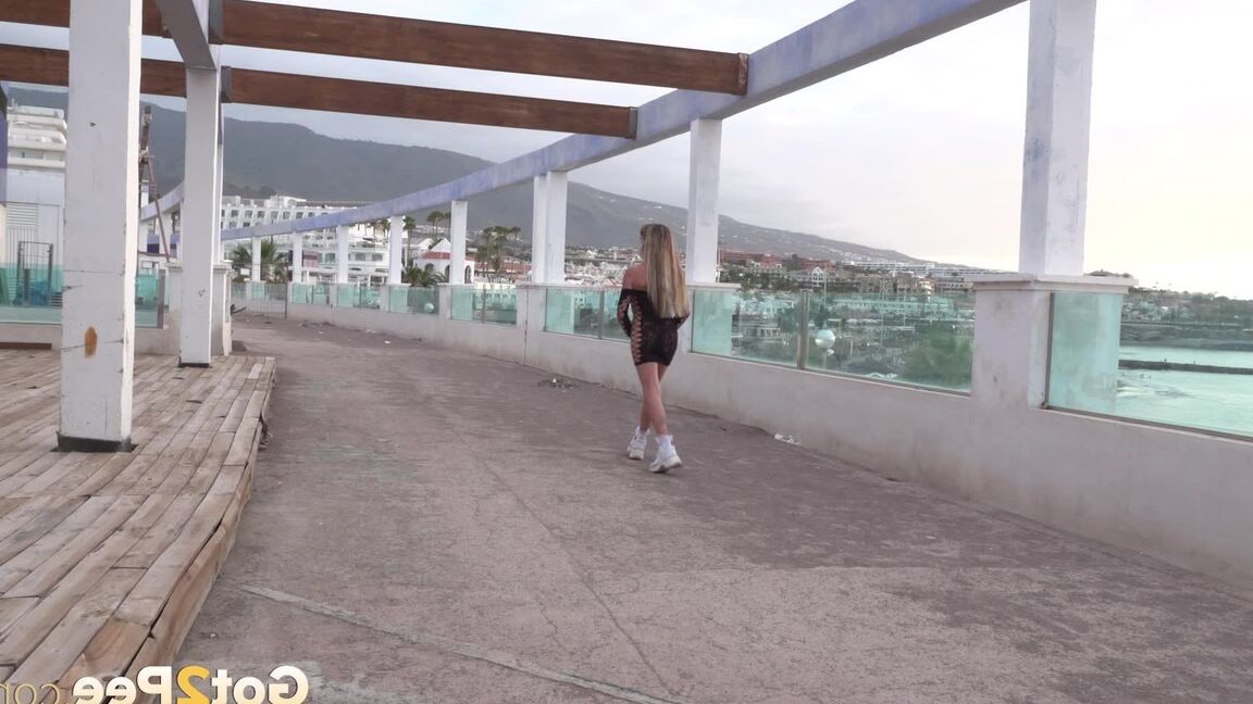 15P Heißer Teenager hockt und pinkelt über die Terrasse eines Hotels