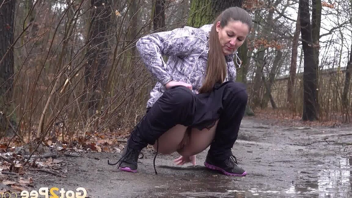 15P La brune Valentina Ross se soulage dehors