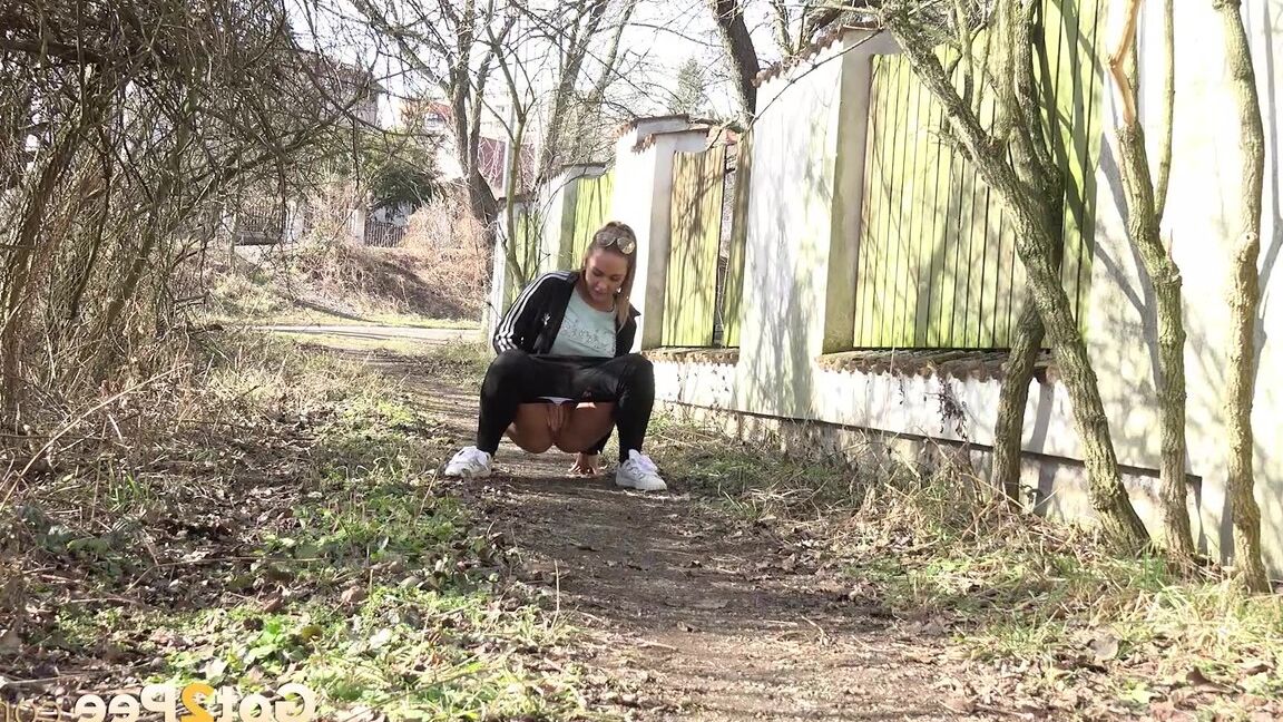 15P Naomi Benet pinkelt in der Nähe eines verlassenen Gebäudes