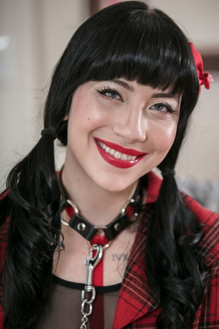 16P A modelo adolescente tatuada Charlotte Sartre usa plug anal enquanto se masturba