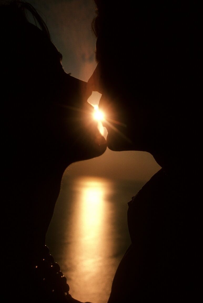17P Pareja cachonda de los 80 posa desnuda y folla al aire libre y en su dormitorio