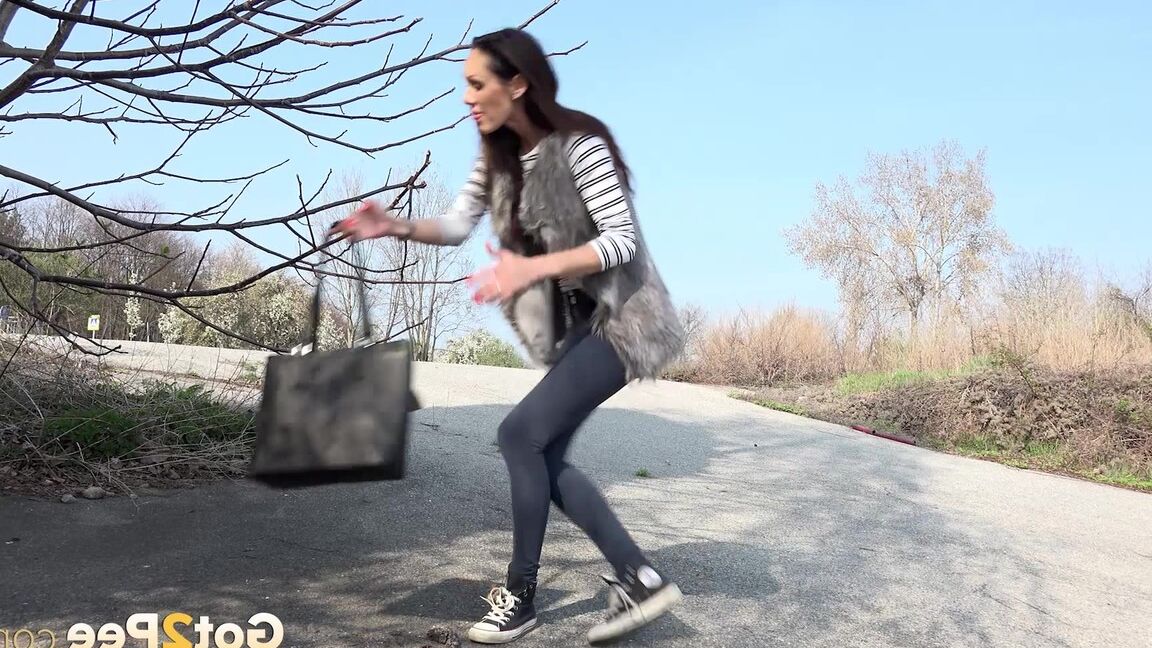 15P Orinando al aire libre para la morena caliente Cynthia