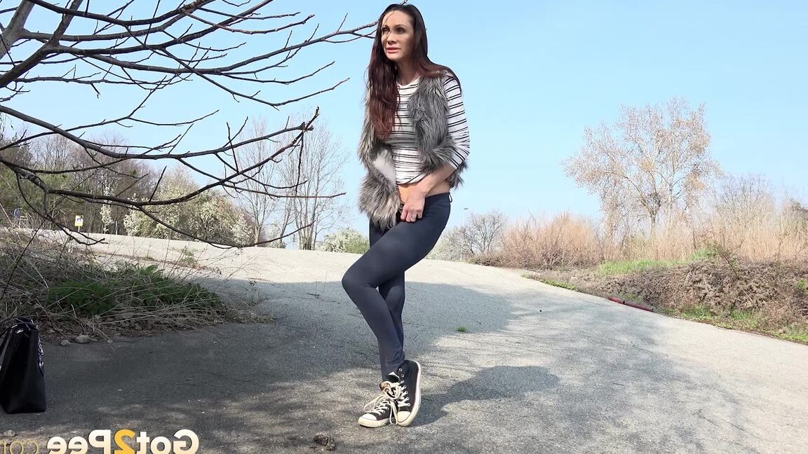 15P Orinando al aire libre para la morena caliente Cynthia