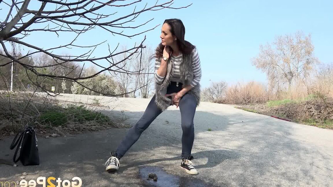 15P Orinando al aire libre para la morena caliente Cynthia