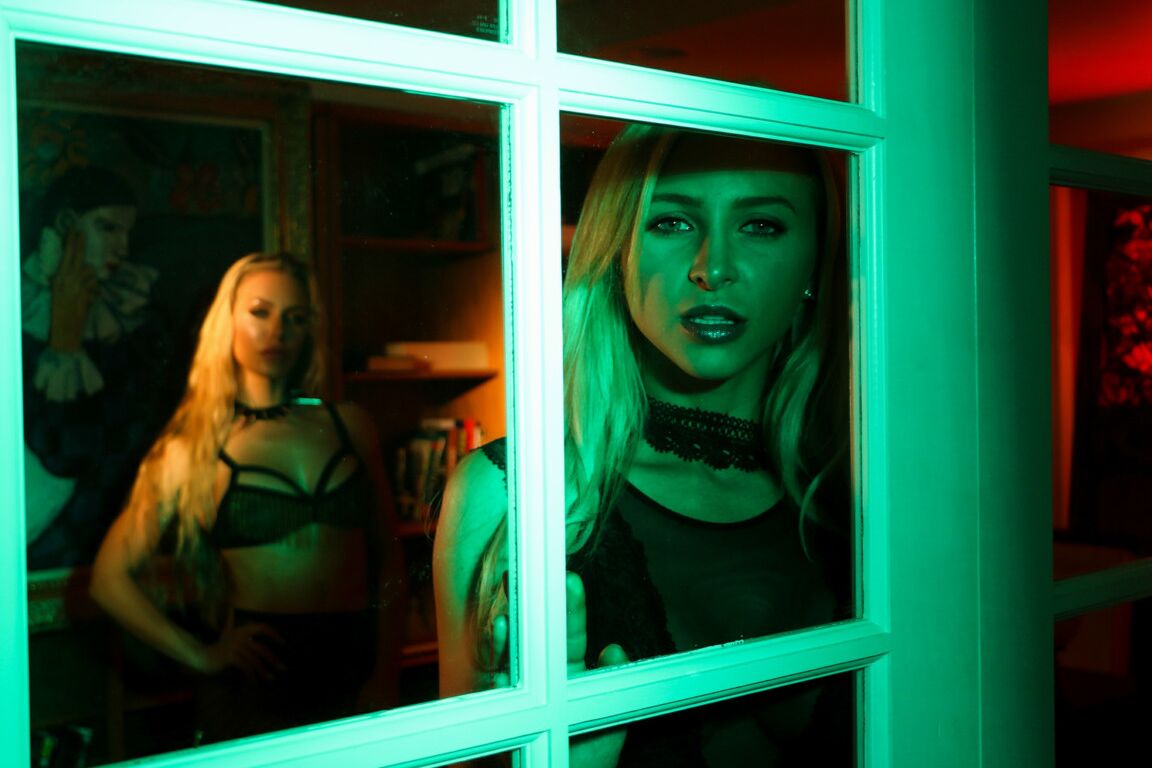 21P Alix Lynx, lesbiennes en lingerie