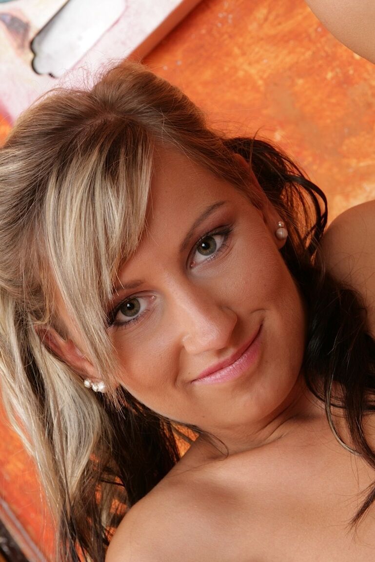 21P La linda colegiala Lexxis mostrando su vientre perforado y su coño recortado