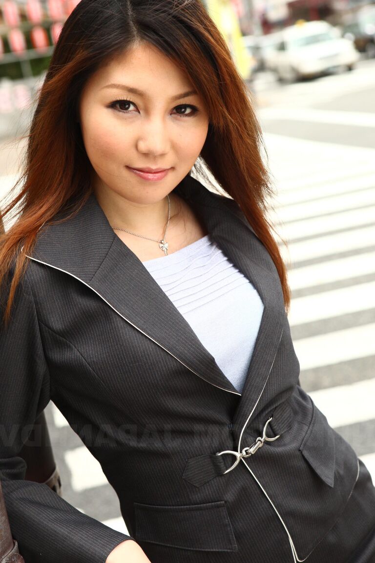 15P 魅力的な日本人熟女、菅野ユリアがセクシーな制服を着て公共の場でポーズをとる
