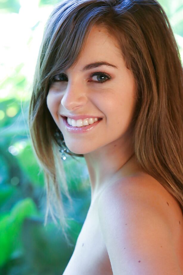 16P La petite star du porno Kimmy Granger dévoile ses petits seins avant de jouer avec sa chatte.