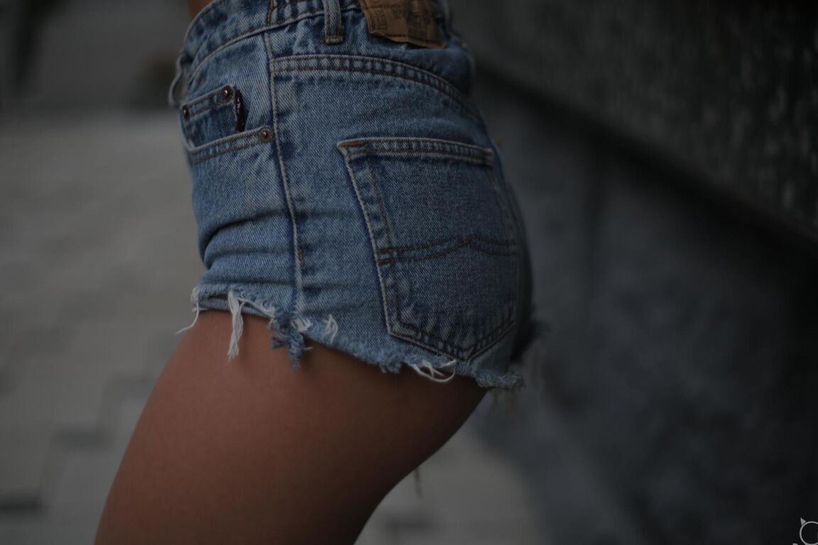 18P Une jeune adolescente pose avec son skateboard et exhibe ses fesses bombées