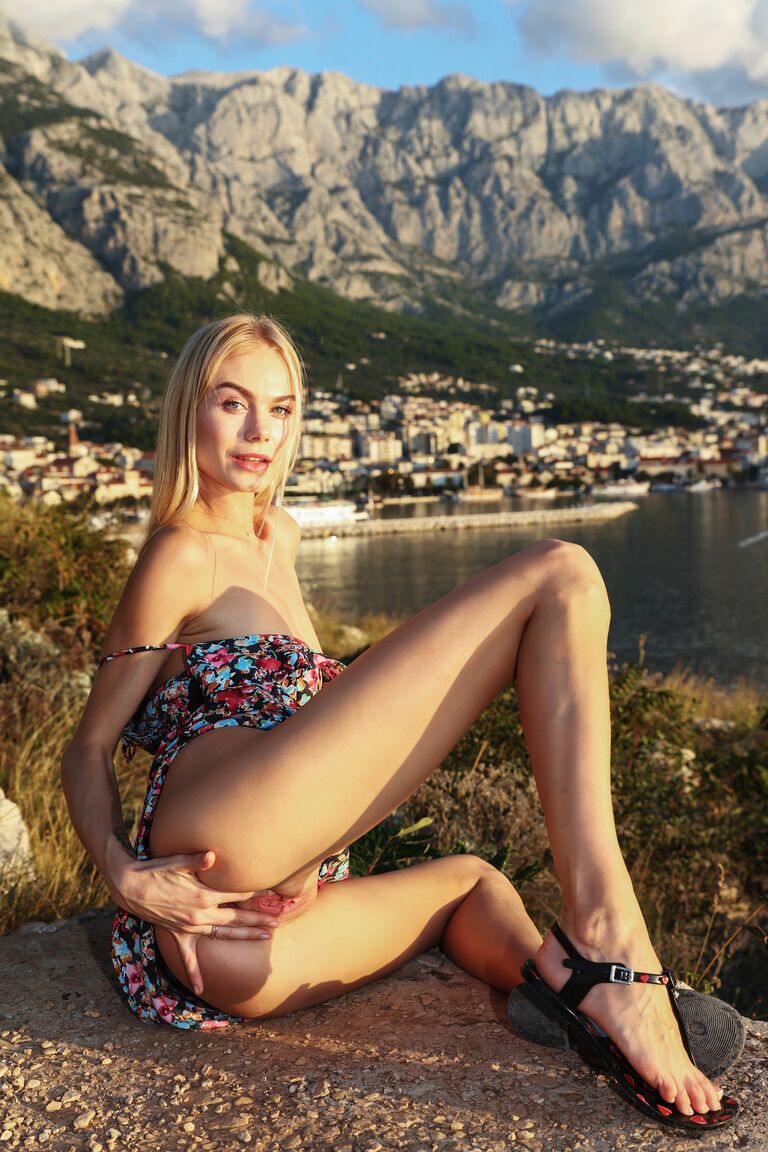 21P Die schlanke Blondine Nancy A enthüllt ihre süßen Titten und ihre rasierte Fotze im Freien
