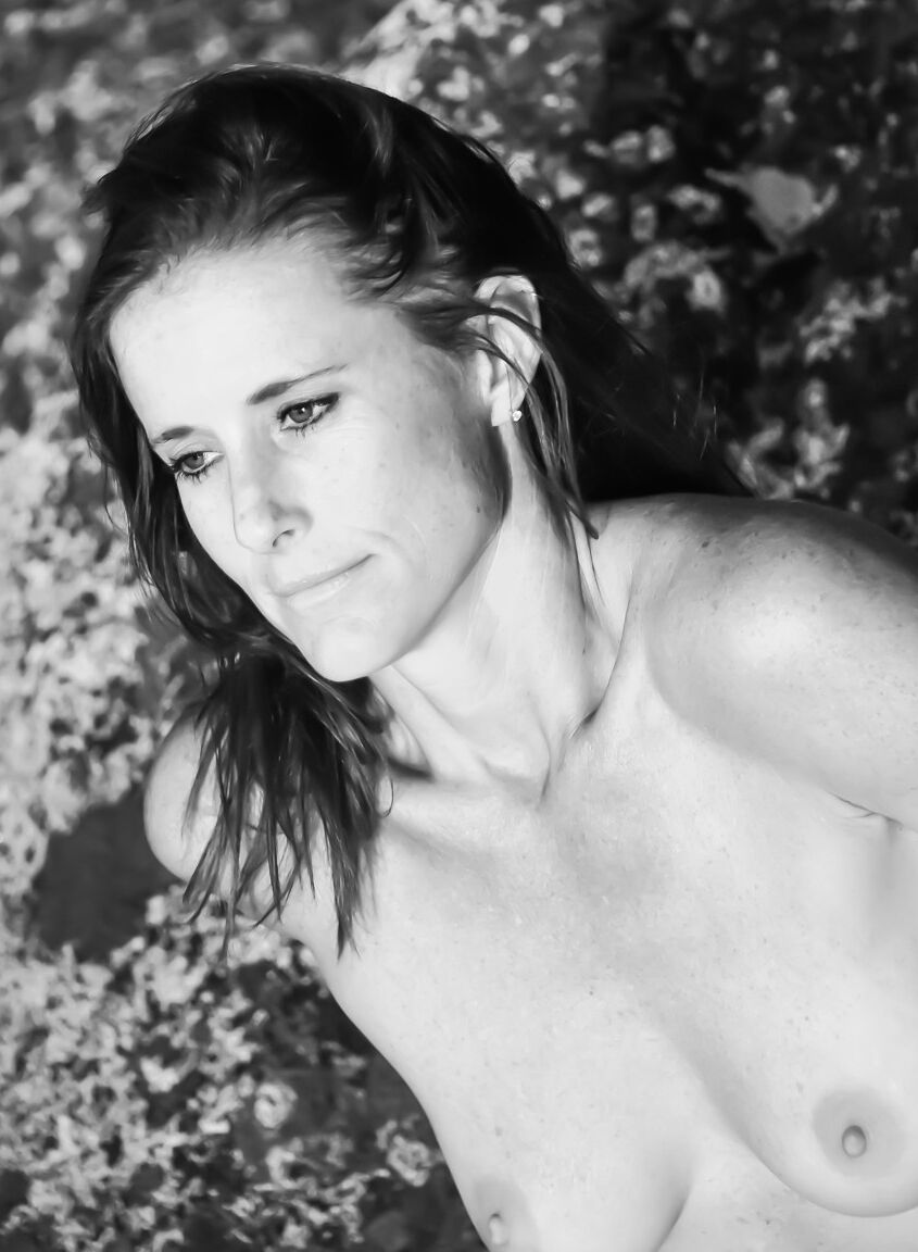 21P La star du porno sexy aux petits seins Sofie Marie exhibe son corps nu en extérieur