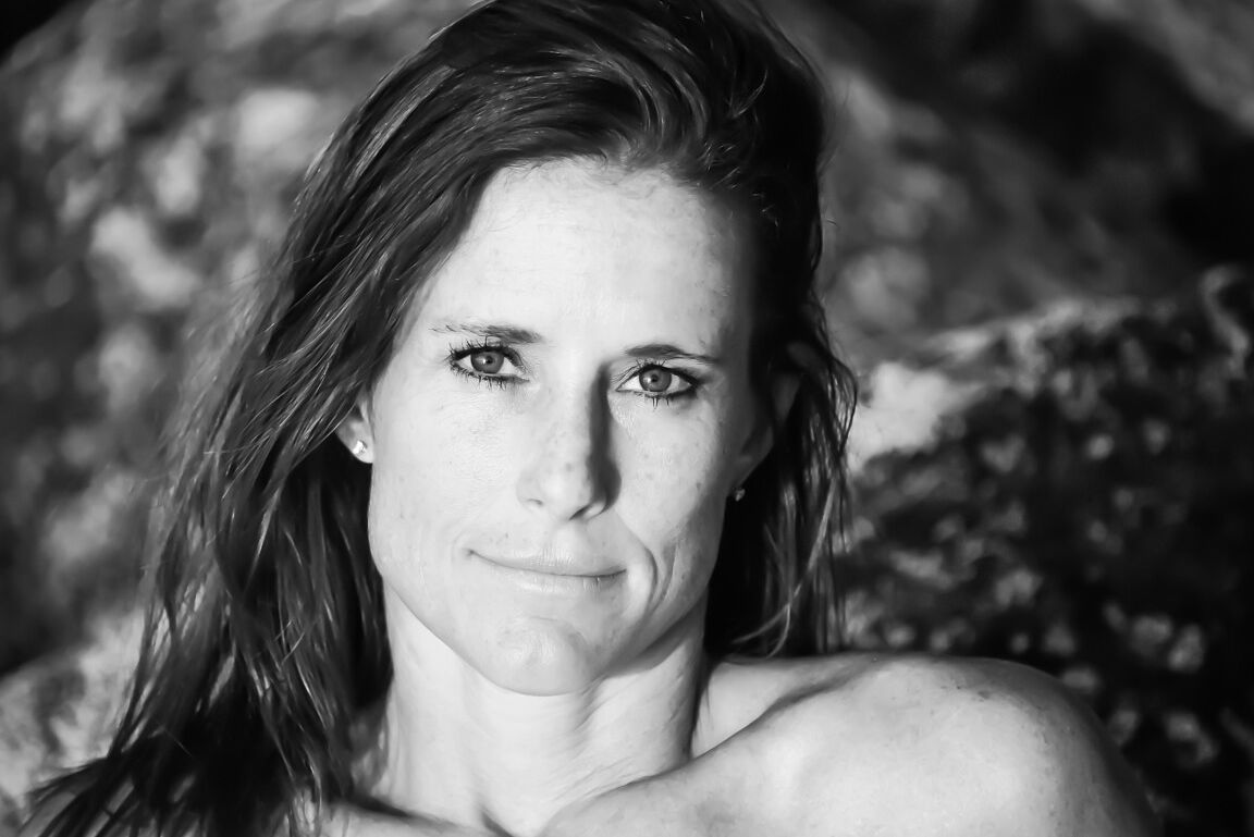 21P La star du porno sexy aux petits seins Sofie Marie exhibe son corps nu en extérieur