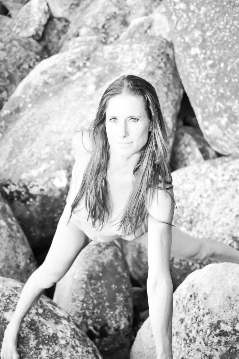 21P La star du porno sexy aux petits seins Sofie Marie exhibe son corps nu en extérieur