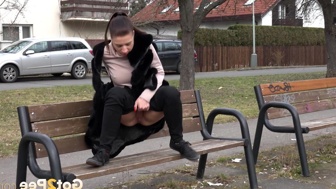 15P Белокожая девушка Тересса Бизарр писает на общественной скамейке