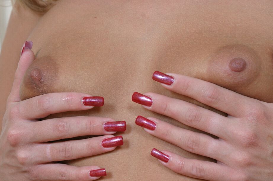 16P Smiley amateur avec de petits seins et une fanny chaude se débarrasse de ses vêtements